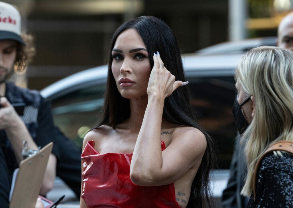 L Actrice Megan Fox Va Publier Un Recueil De Po Mes