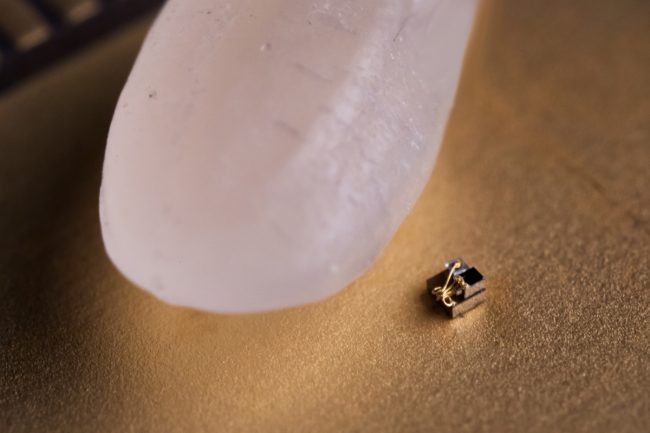  Le plus petit ordinateur du monde à côté d’un grain de riz © 2018 The Regents of the University of Michigan