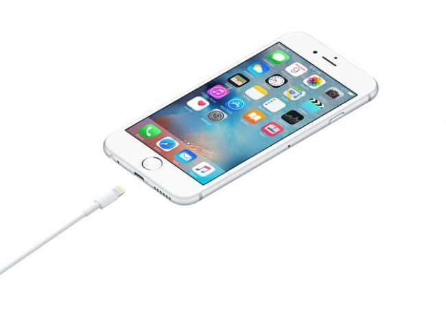  Le connecteur Lightning accompagne l’iPhone depuis 2012 © Apple
