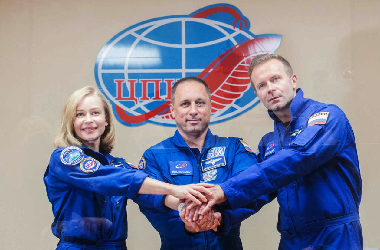 Anton Chkaplerov (au centre), Ioulia Peressild et le réalisateur Klim Chipenko avant le lancement du 5 octobre 2021