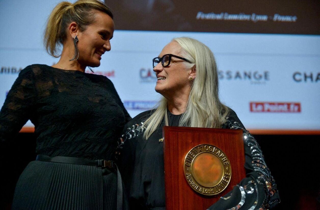Julia Ducournau, la réalisatrice de Titane, remettant avec émotion le Prix Lumière à Jane Campion