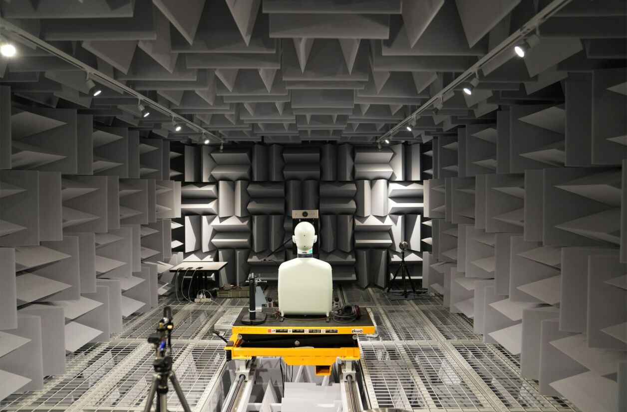 La chambre acoustique anéchoïque permet de mesurer le son sans pollution extérieure ni perturbation.