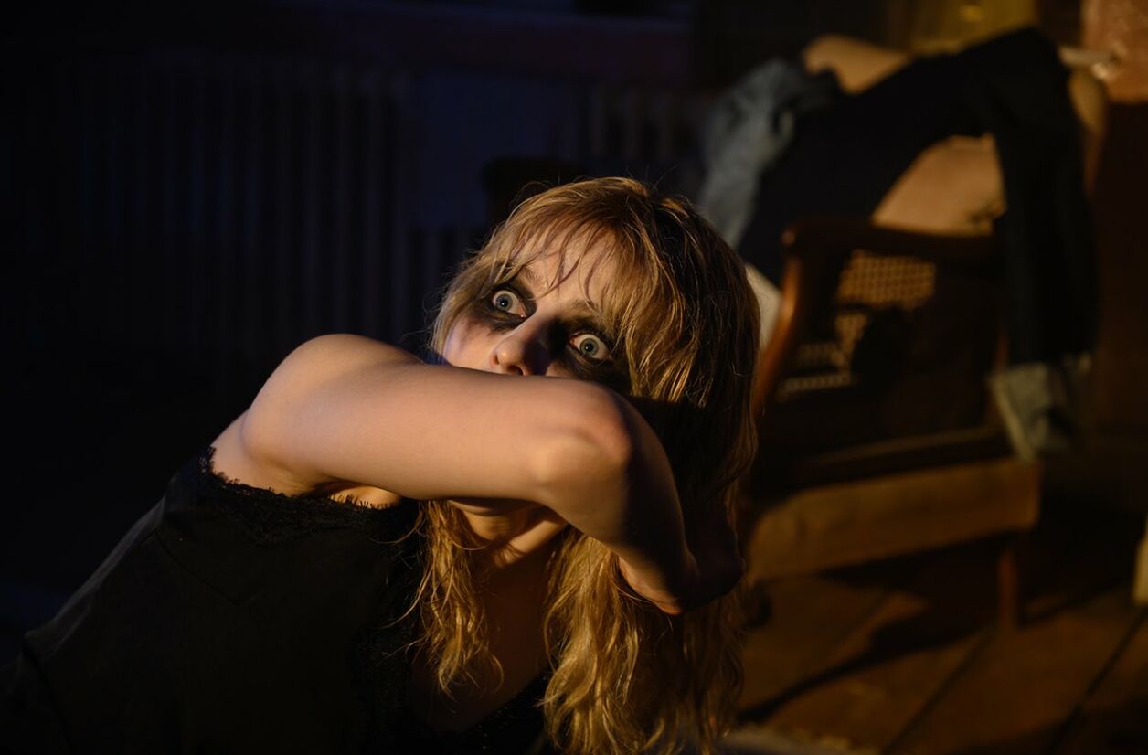 Thomasin McKenzie (Eloise) dans une scène terrifiante de “Last Night in Soho”.