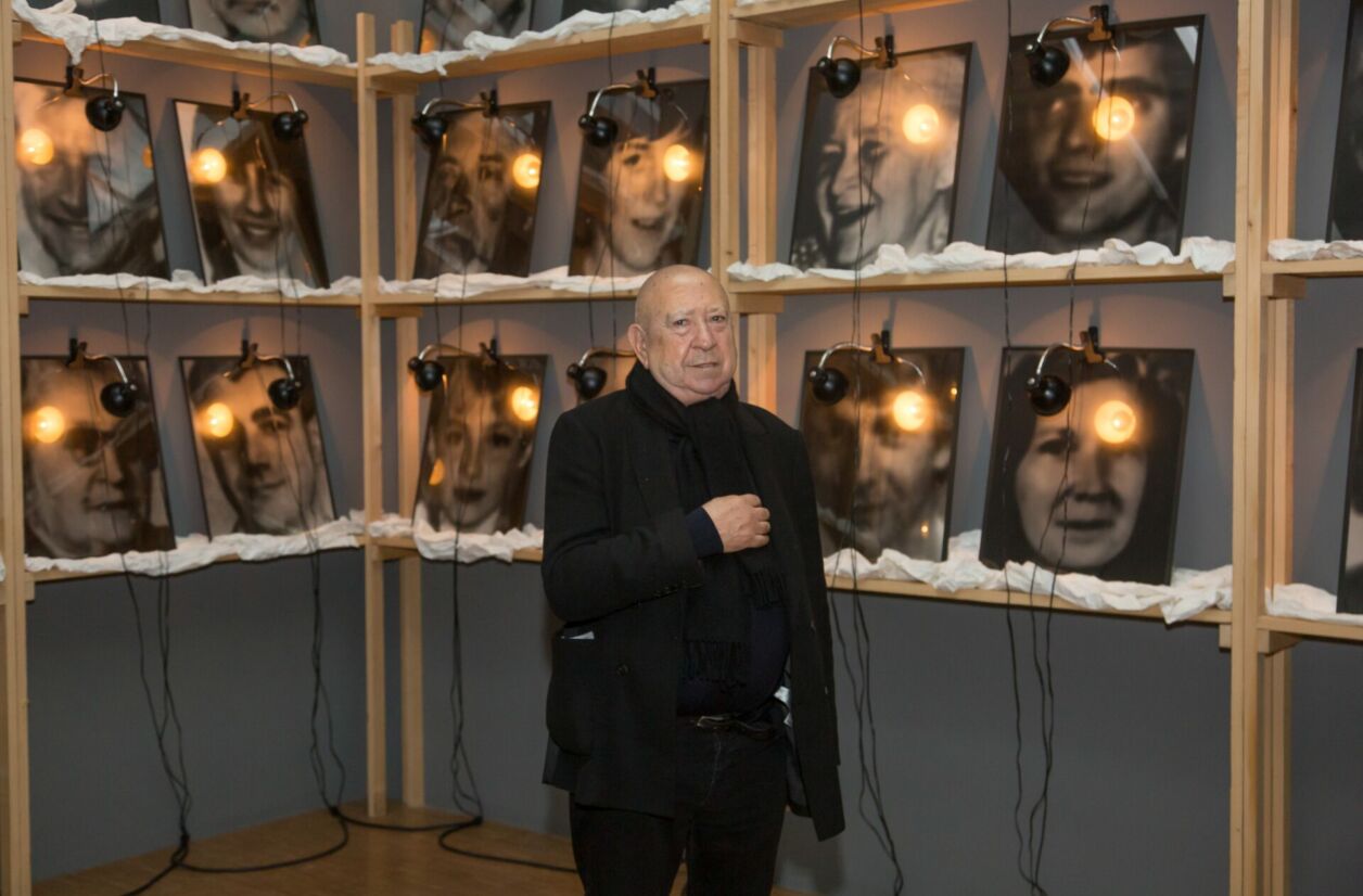 Portrait de Christian Boltanski dans sa rétrospective Faire son temps au Centre Pompidou, 2020