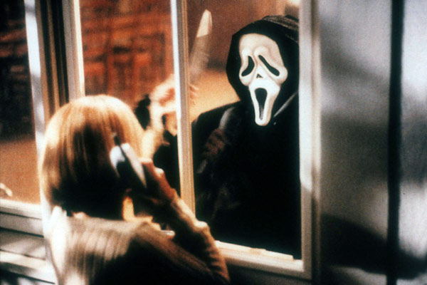 Drew Barrymore dans la peau de Casey Becker, première victime iconique de Ghostface dans le film de Wes Craven
