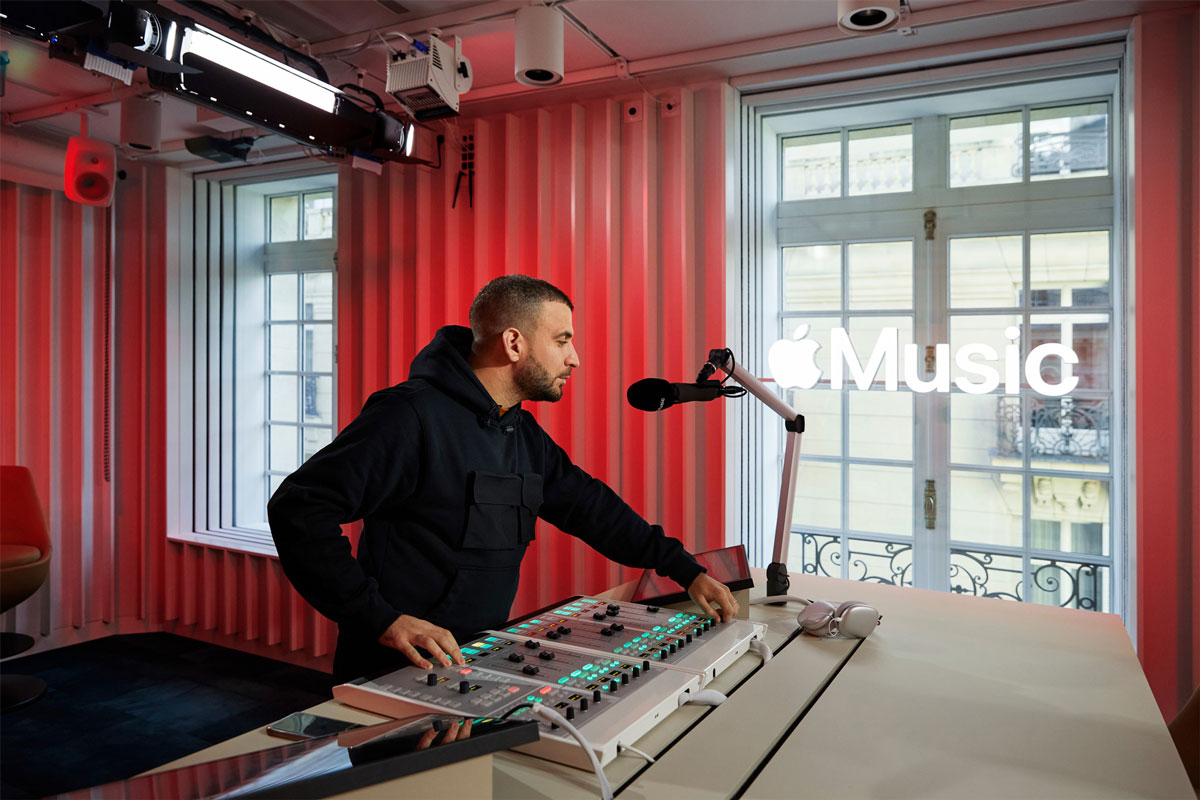 Le studio radio Apple Music va ouvrir à Paris, sur les Champs-Élysées.