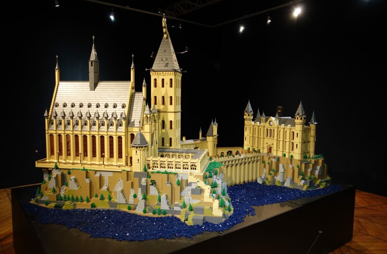 Le célèbre château imaginé par J.K. Rowling est l’un des immanquables de l’exposition.