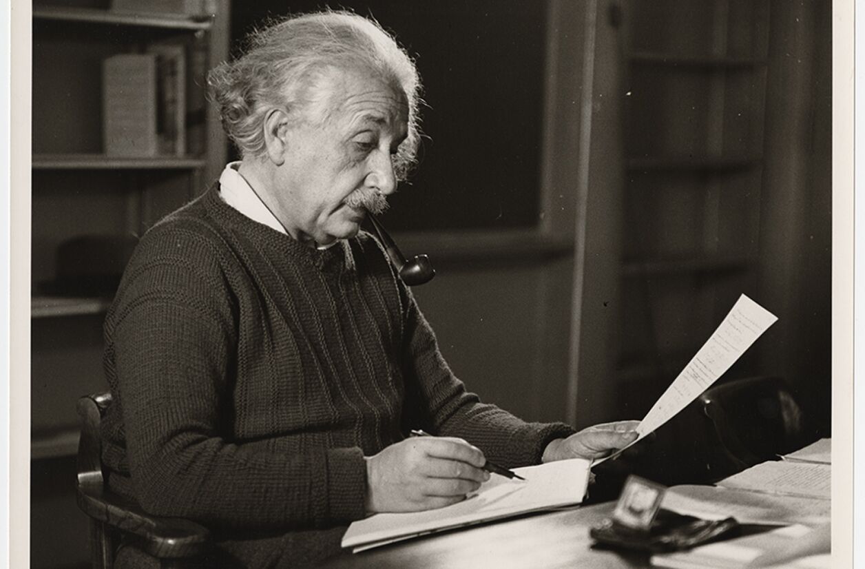 Albert Einstein à son bureau de l'Université de Princeton (Etats-Unis) en 1942, photographié par Roman Vishniac