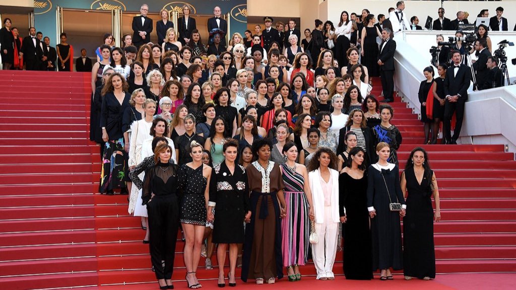 Montée des marches de 82 femmes -  nombre de films réalisés par des femmes sélectionnés au Festival depuis sa création en 1947 - à l'initiative du collectif 50/50 (Festival de Cannes 2018)