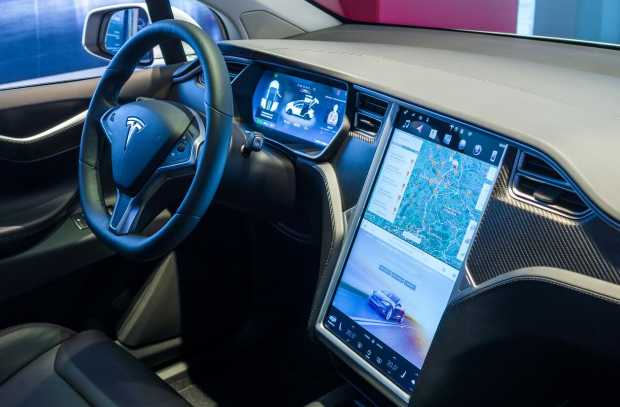 L'écran central présent dans les véhicules de Tesla.
