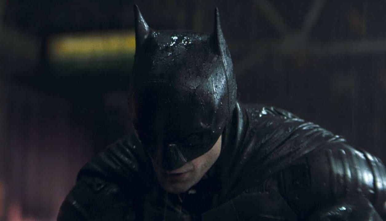 Dans sa quête contre le crime, le jeune Batman promet d'être un justicier violent.