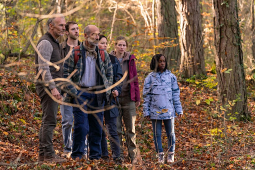 Au milieu de la Norvège et sans téléphones portables, un petit groupe de scientifiques décide de suivre une  mystérieuse corde qui s’enfonce dans la forêt.
