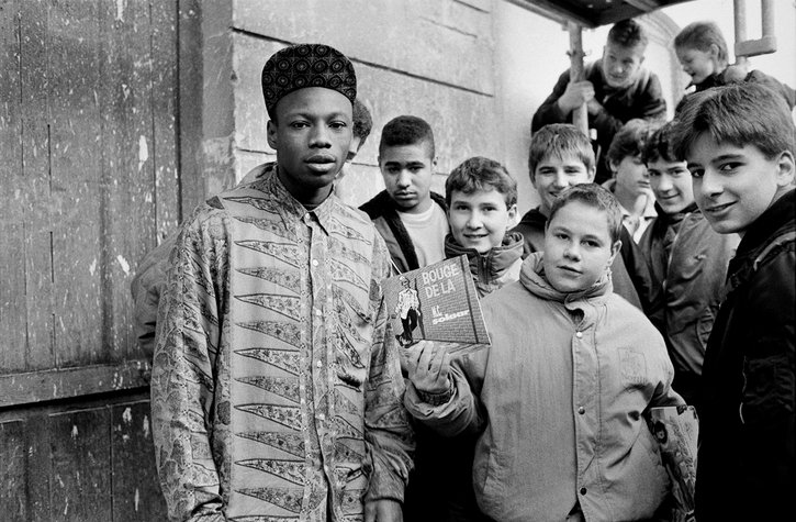 MC Solaar posant avec les gamins du quartier à l’occasion de la sortie de son 45T, Bouge de là, premier single d’or du rap français.