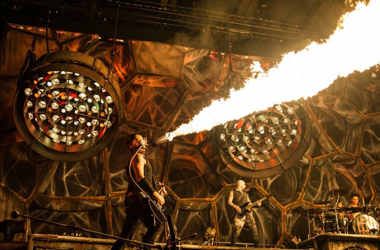 Rammstein en concert à Moscou (Russie) en 2012. Les concerts du groupe sont réputés pour leurs installations pyrotechniques dantesques