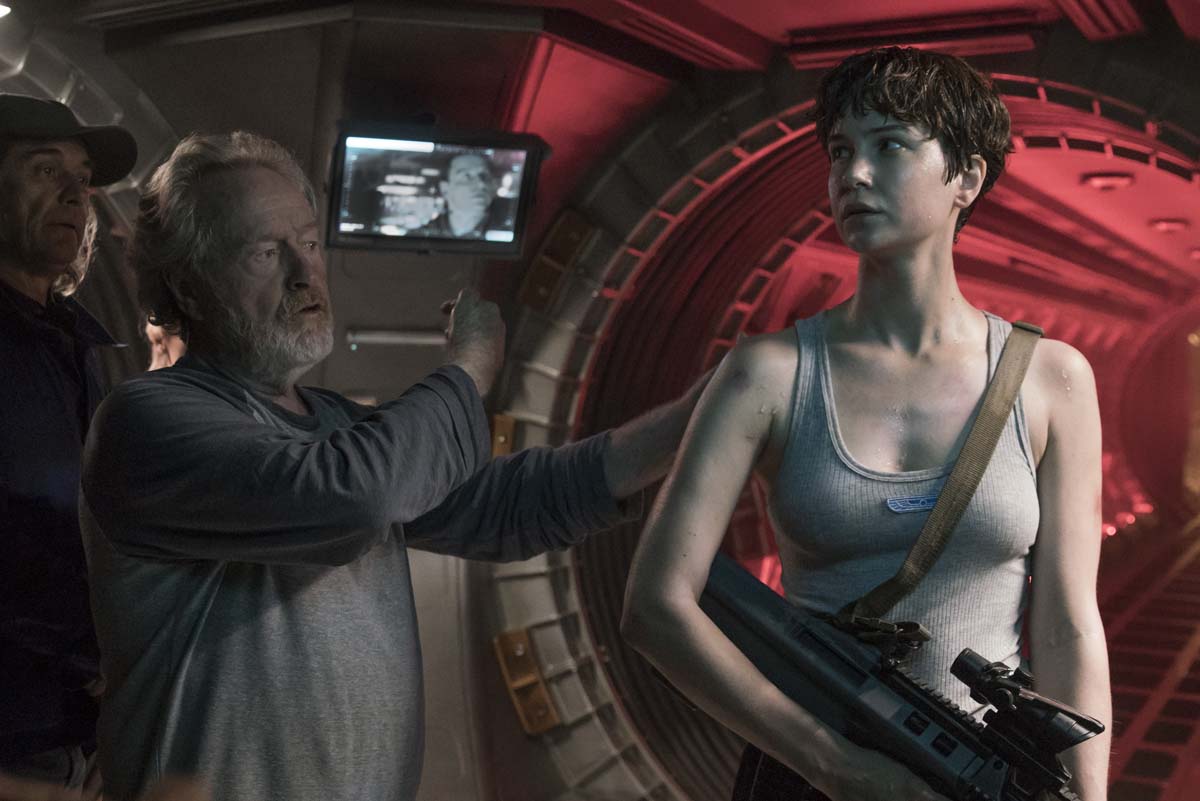 Ridley Scott et Katherine Waterston sur le tournage d'Alien Covenant (2017)