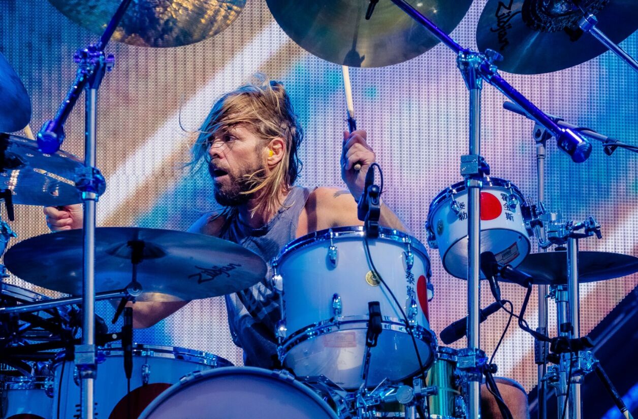Le batteur Taylor Hawkins, mort le 25 mars à l’âge de 50 ans, ici en concert avec les Foo Fighters au Pinkpop Festival (Pays-Bas, 2018).