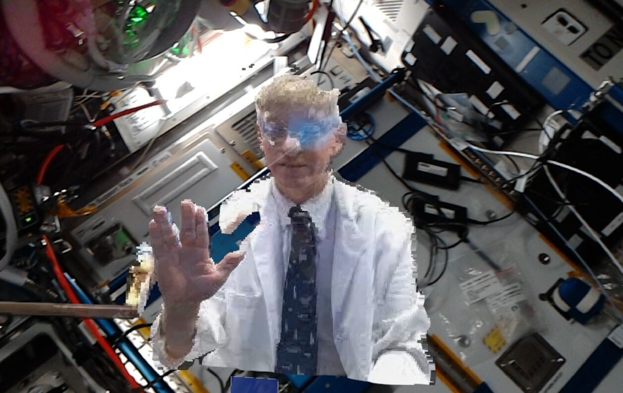 En Octobre 2021, Dr Joseph Schmid, un médecin de la NASA, a pu téléporter son hologramme à bord de l'ISS pour communiquer avec les astronautes.