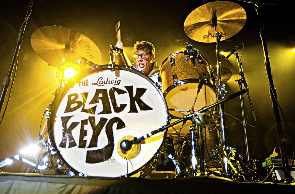 Le batteur des Black Keys, Patrick J. Carney, en plein solo (Seattle, 2010)