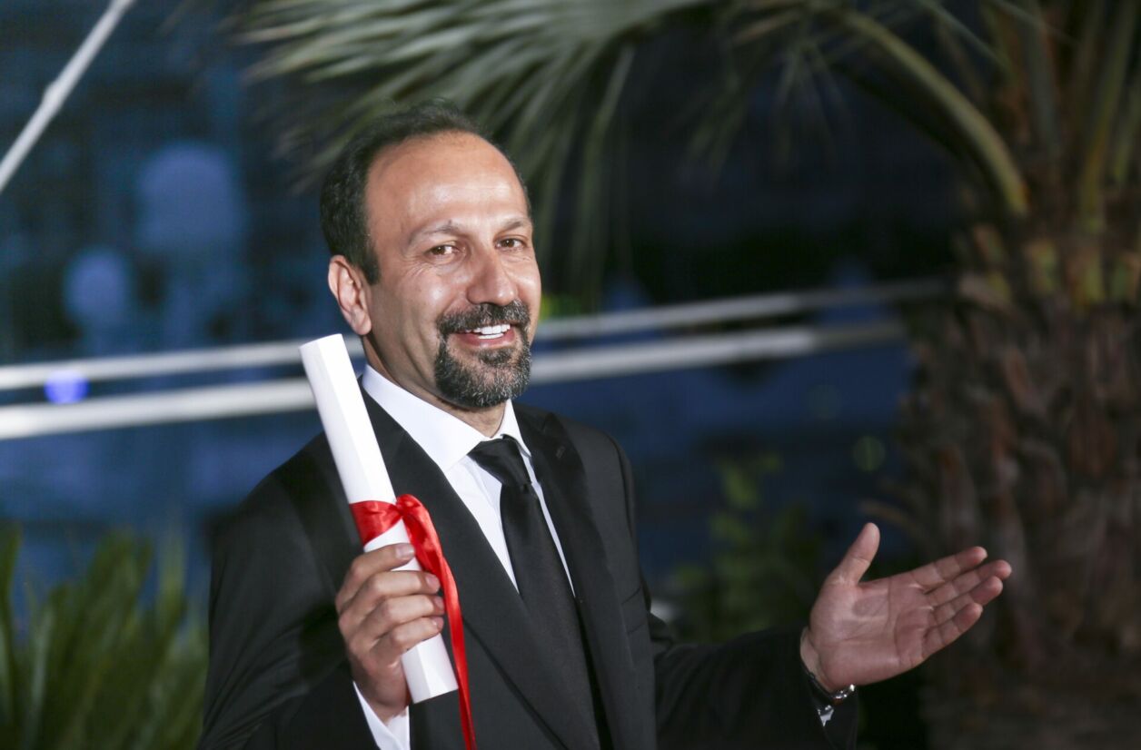 Asghar Farhadi après avoir reçu le prix du meilleur scénario à Cannes en 2016 pour "Le Client"