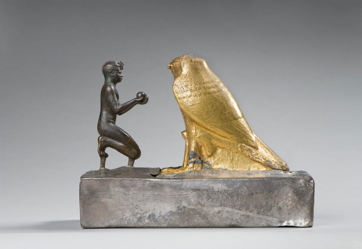 Le roi Taharqa et le faucon Hémen. Paris, musée du Louvre. Département des Antiquités égyptiennes