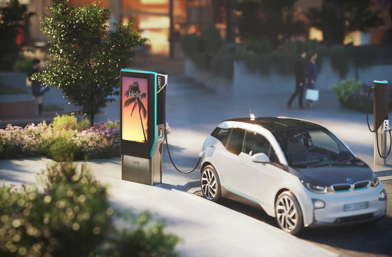 Station de charge de véhicule électrique Volta avec écran publicitaire