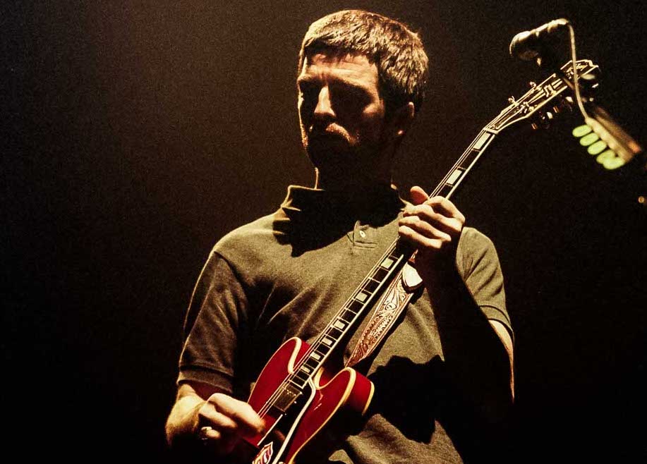 Noel Gallagher et sa célèbre guitare lors d'un concert d'Oasis (Bilbao, 2002)