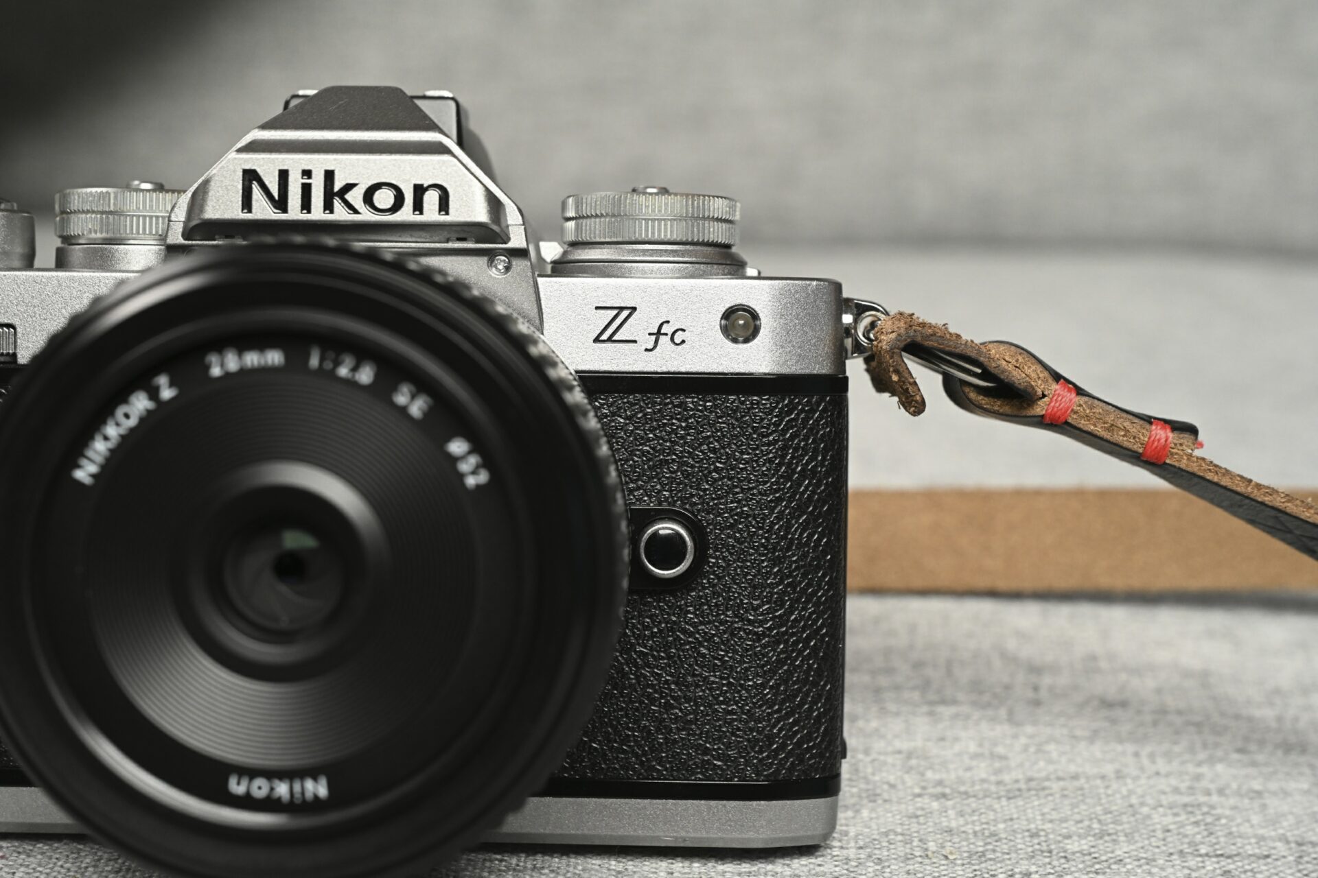 Avec le Z fc, Nikon adresse à la fois un clin d’œil au FM2, sorti en 1982, et cherche à séduire les jeunes générations, séduites par les objets vintages.