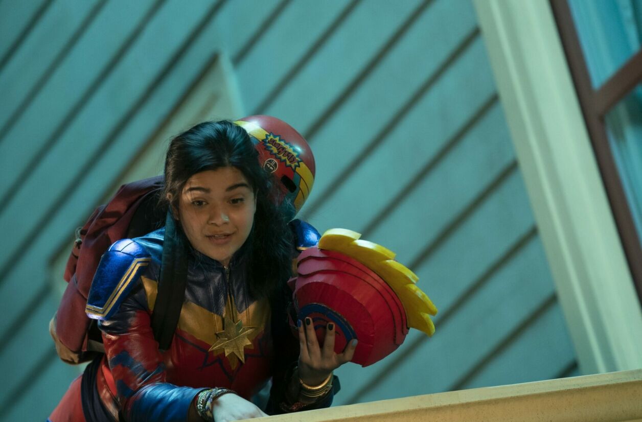 Iman Vellani incarne une adolescente d'origine pakistanaise et grande fan de Captain Marvel.