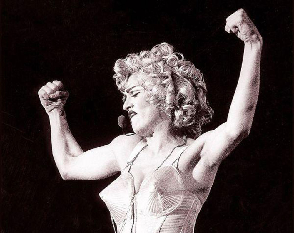 Madonna portant le fameux corset conique créé par Jean-Paul Gaultier pendant le Blond Ambition Tour. © Frans Schellekens/Redferns