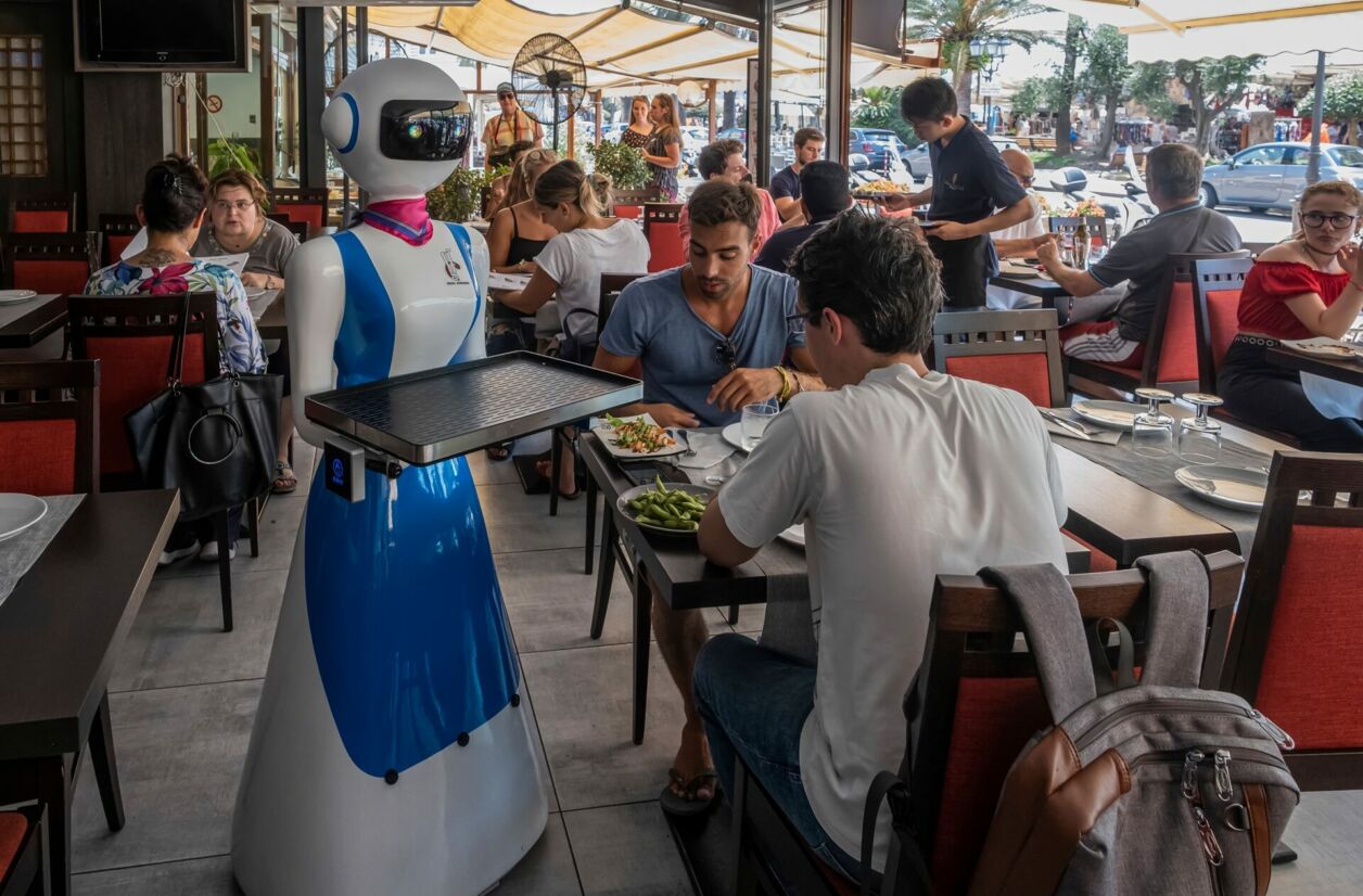 Un des nombreux exemples de robots serveurs, ici en Italie en 2019.