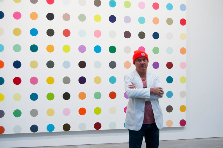 Damien Hirst et l'un de ses innombrables "Spot Paintings"