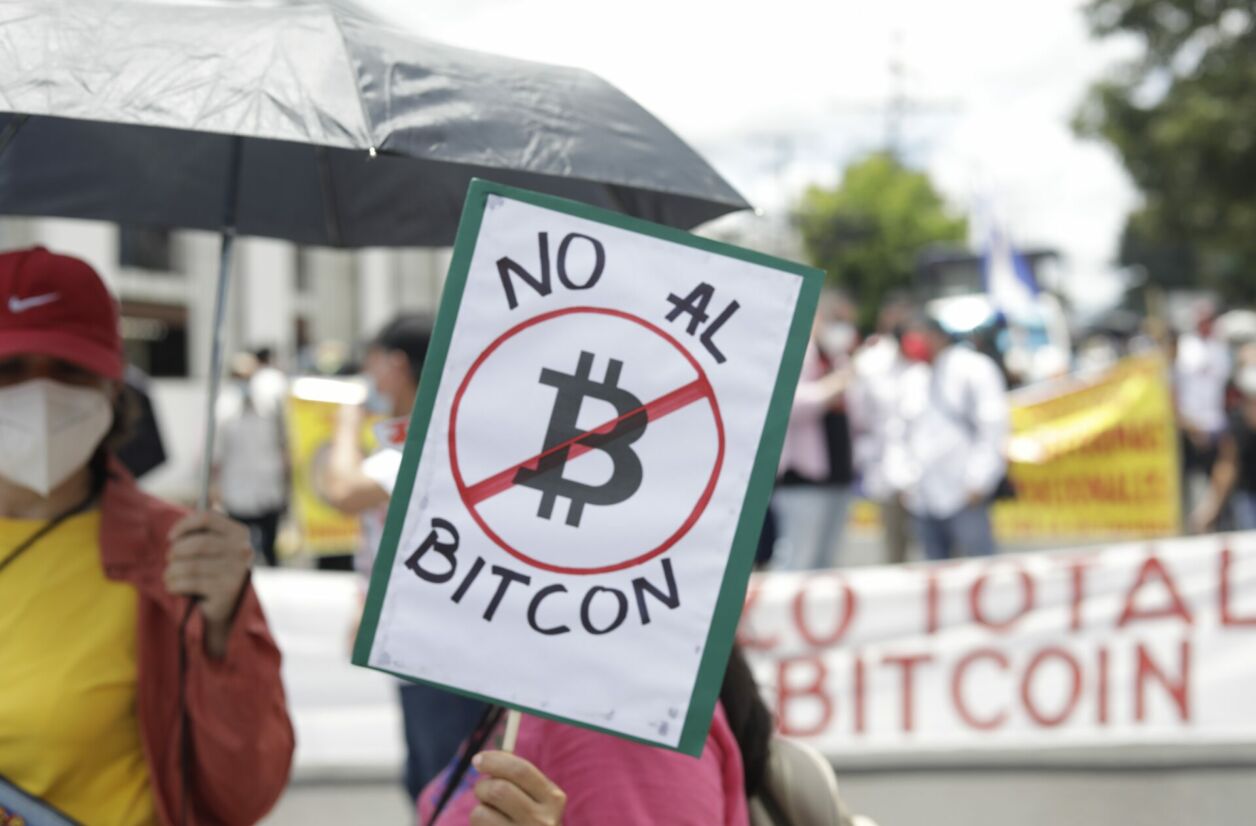 En septembre 2021, des milliers de personnes ont manifesté au Salvador contre l'adoption du bitcoin comme monnaie officielle.