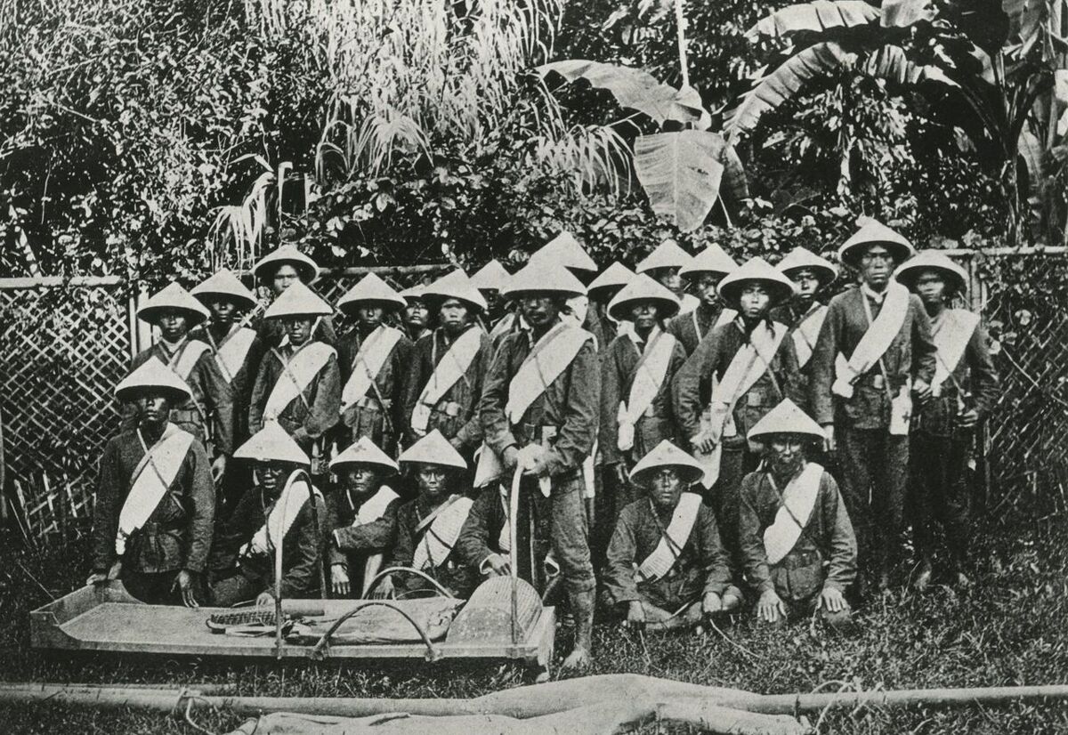 Anonyme, Équipe d’ambulanciers de la Croix Rouge, Sumatra, Indonésie, 1873.