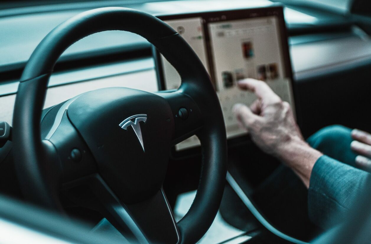 Une agence californienne accuse Tesla de publicité mensongère. 