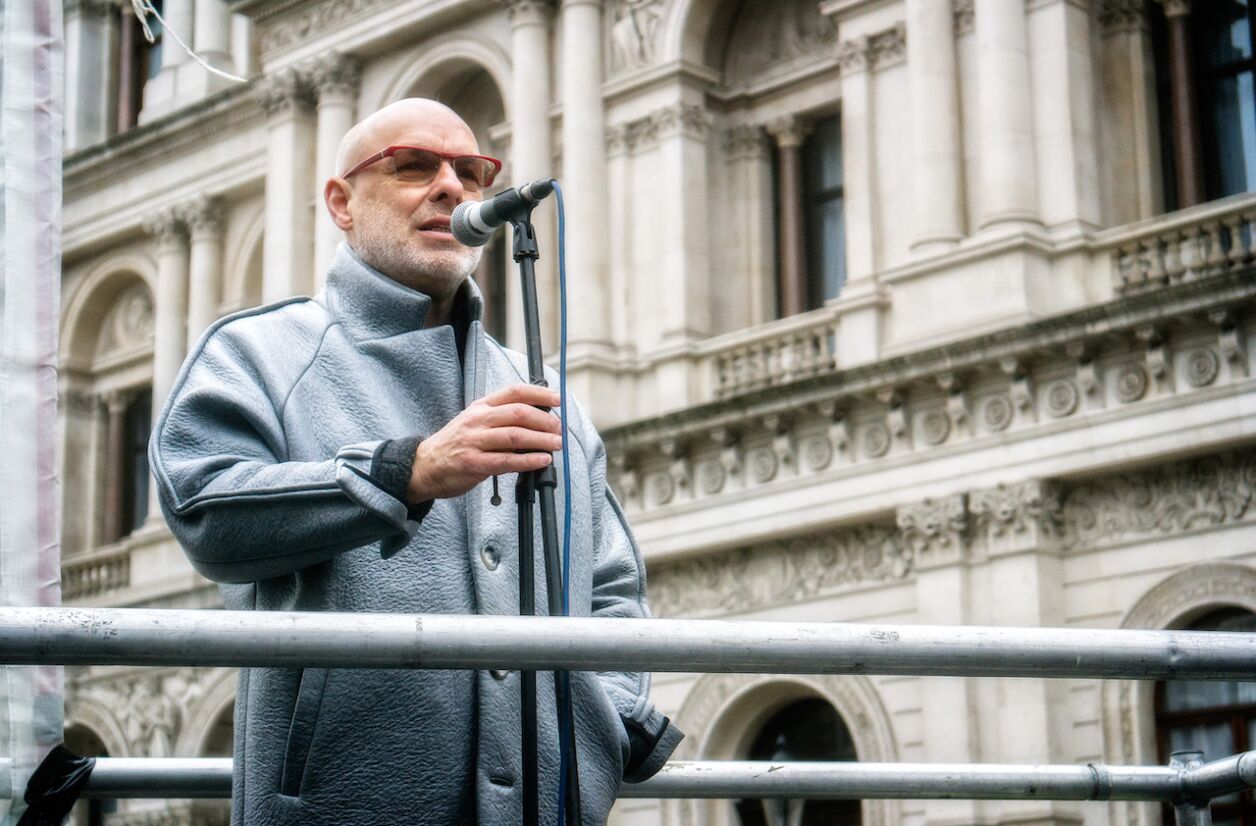 Brian Eno lors d'un rassemblement à Londres, 2015