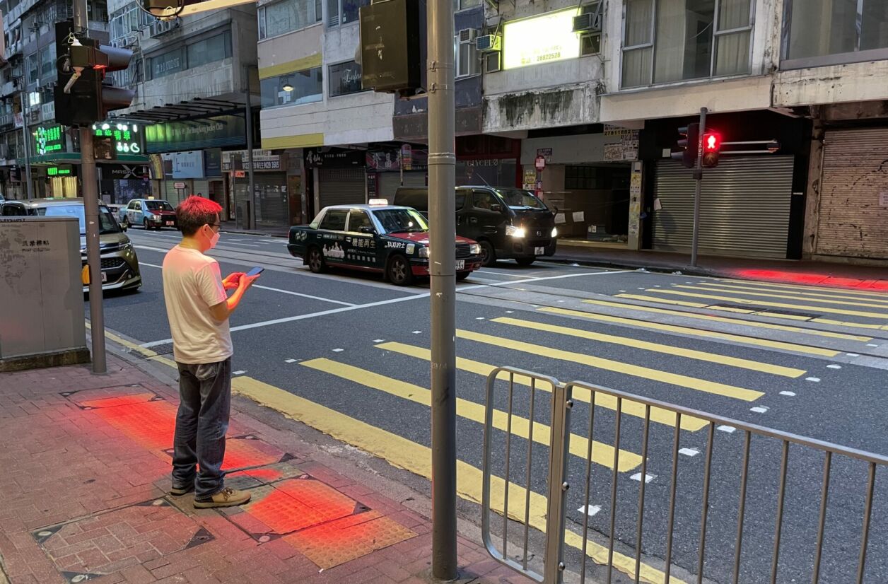 Une lumière rouge pour regagner l'attention des piétons distraits par leur smartphone.
