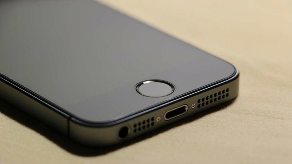 L'iPhone 5S avant sa technologie Touch ID embarquée dans le bouton d'accueil.