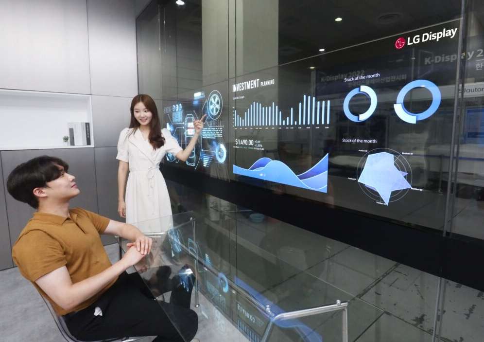 LG annonce également des panneaux transparents pour les professionnels.