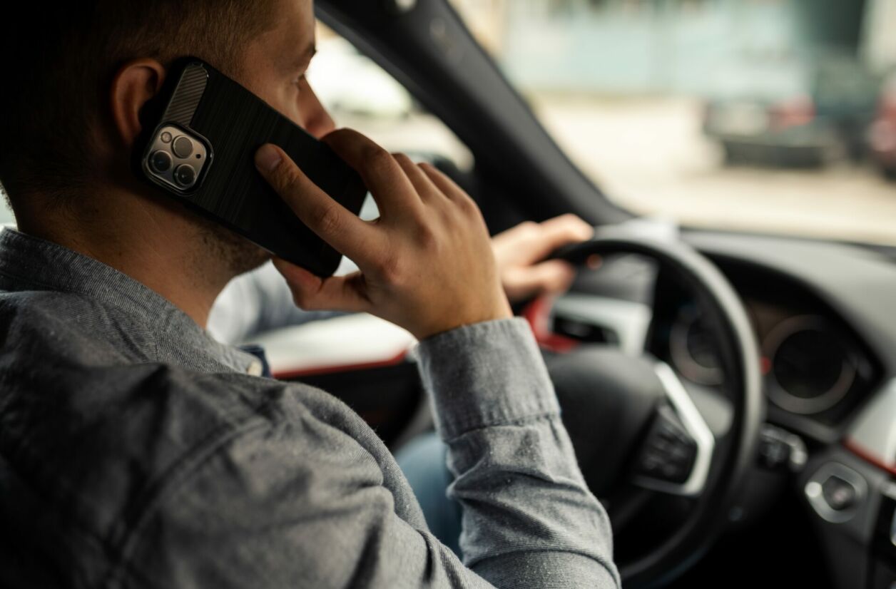 Les conducteurs qui tiennent leur téléphone peuvent être détectés par une camionnette équipée de caméras.