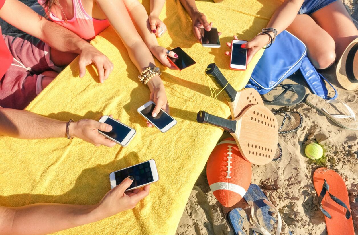 Les Français ne lâchent pas leur smartphone pendant les vacances.