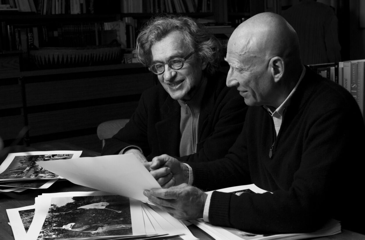 Wim Wenders (à gauche), lauréat 2022 du Prix Praemium Imperiale, au côté du photographe Sebastião Salgado, récompensé en 2021