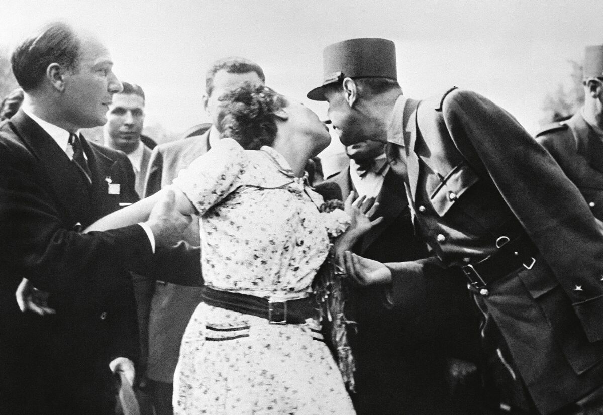 Paris, 24 août 1944. Une Parisienne embrasse le général de Gaulle lors d’un défilé sur les Champs-Élysées après la libération de Paris.
