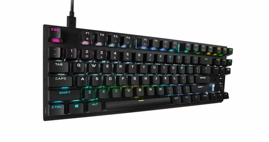 Le clavier Corsair K60 Pro TKL et son rétro-éclairage RGB pouvant se synchroniser avec les jeux.
