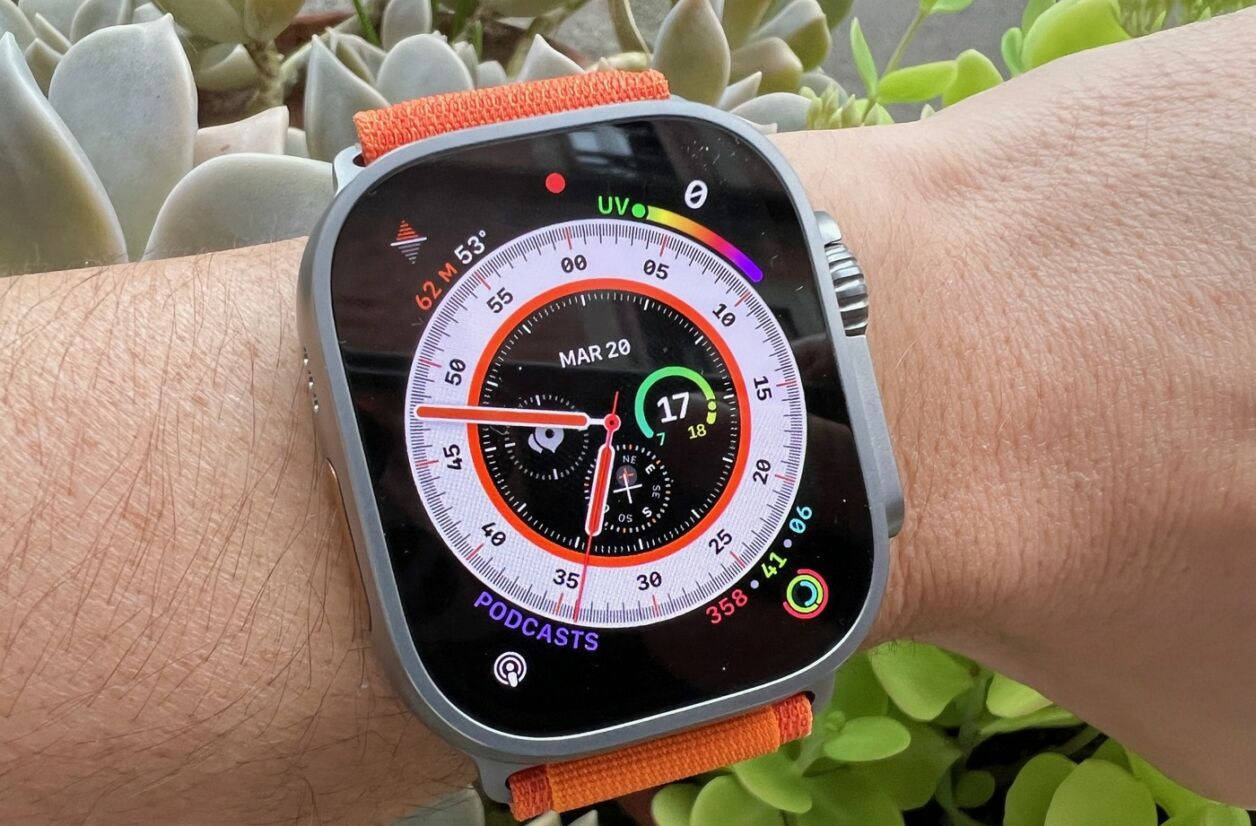L'Apple Watch Ultra et son boîtier de 49 mm.