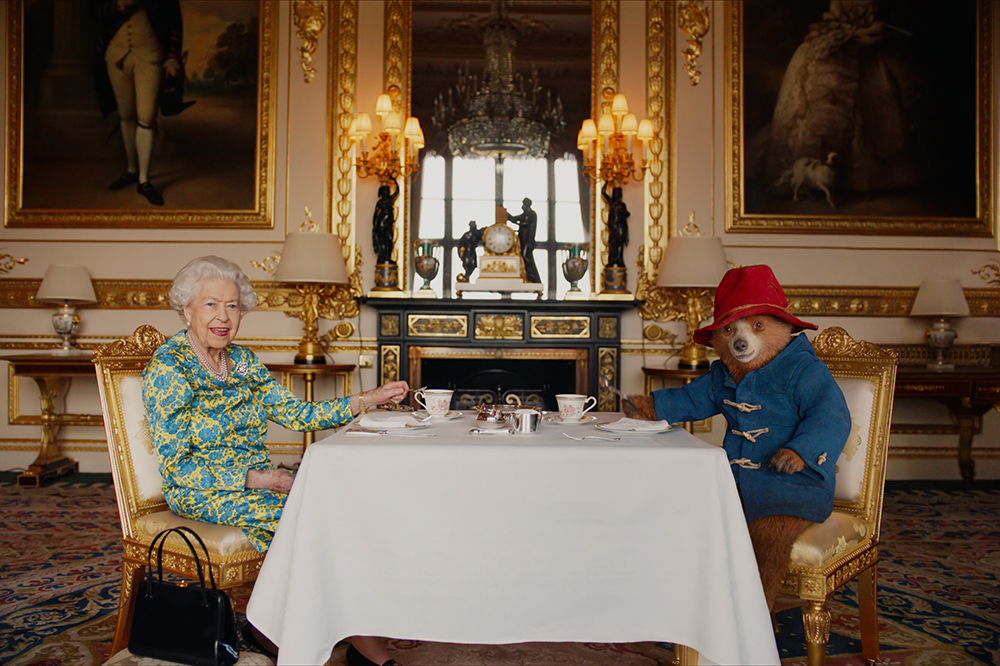 Elizabeth II et l'ours Paddington.