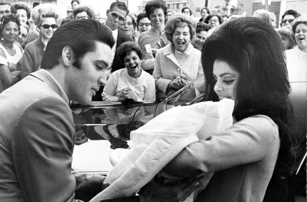Elvis Presley et Priscilla Presley après la naissance de leur fille, en 1968