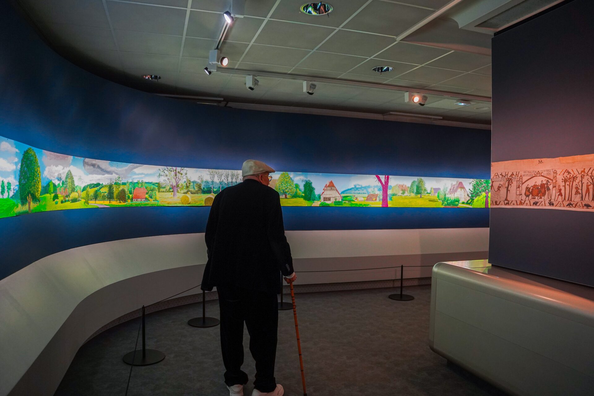 “A Year in Normandie” la fresque de David Hockney s’installe à Bayeux