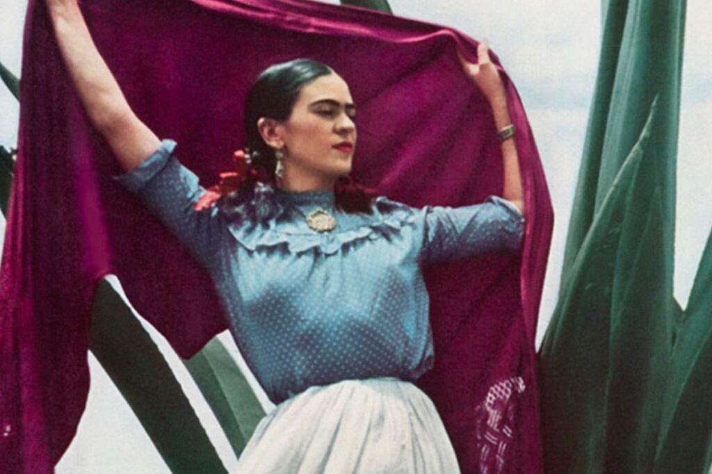 En el Palais Galliera, Frida Kahlo se redescubre a sí misma a través del prisma de su camerino