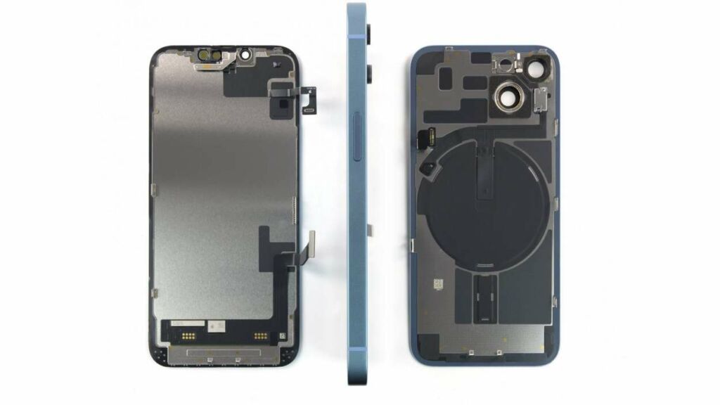 Contrairement à ses prédécesseurs, l'iPhone 14 peut s'ouvrir par l'avant et par l'arrière.