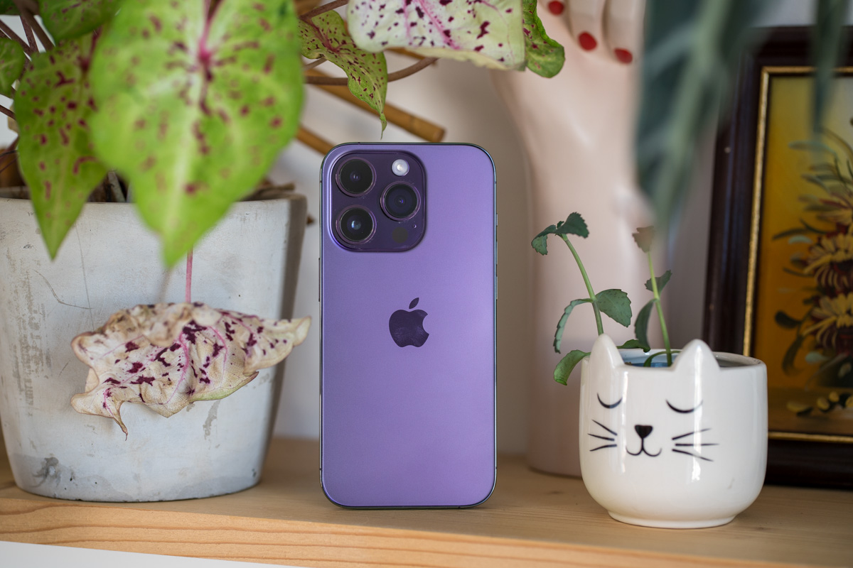 L'iPhone 14 Pro dans son coloris Deep Purple.